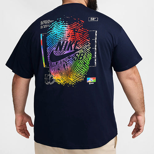 U NK SB TEE OC THUMBPRINT